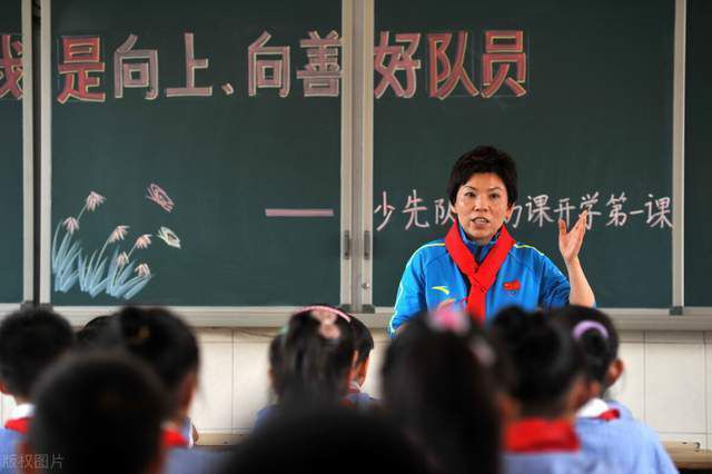 电影《巨大》发布海报，该片由艾曼纽尔·克里亚勒斯执导，佩内洛普·克鲁兹、温琴佐·阿马托、奥罗拉·夸特罗基等主演，故事背景设定在上世纪70年代，正处于社会转折期的意大利，聚焦一个家庭的生活点滴，佩内洛普·克鲁兹将饰演故事中的母亲